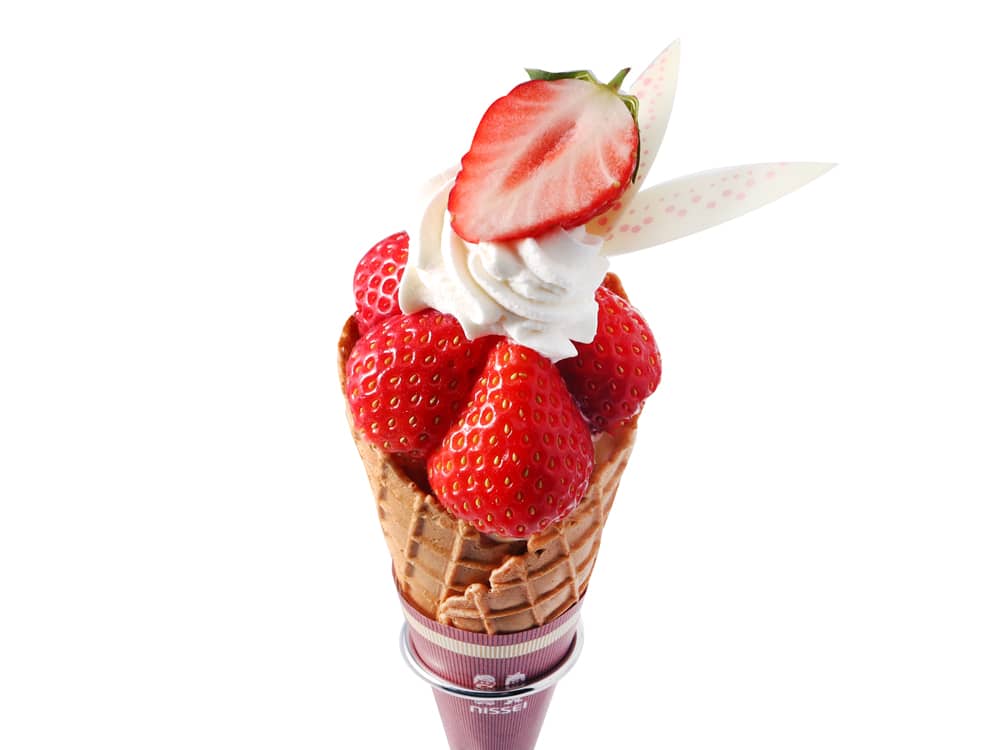 yokohama_juice_wafflecornparfait_strawberry.jpg